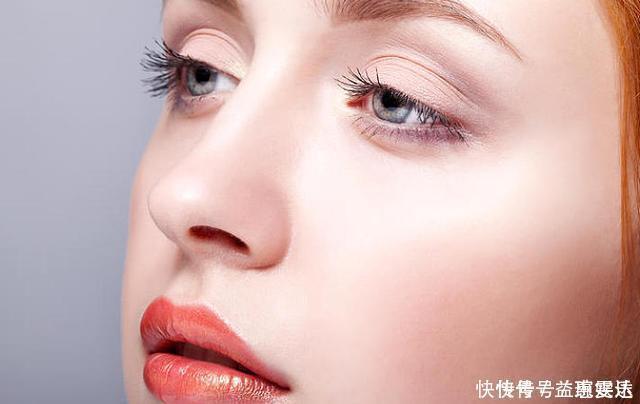 润唇膏|冬季嘴唇干燥,可能是两种情况,经常舔嘴,也会让嘴唇越来越干