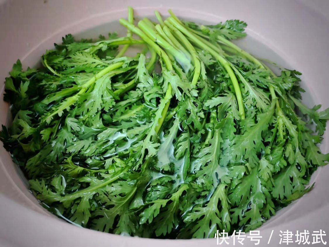 冬季，这碱性蔬菜要多吃，改善失眠还润肺，做成蒸菜特别好吃！