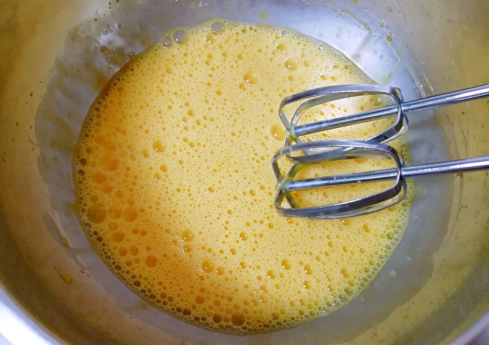 自己在家做蜂蜜凹蛋糕,入口香甜酥软,怎么吃都不腻