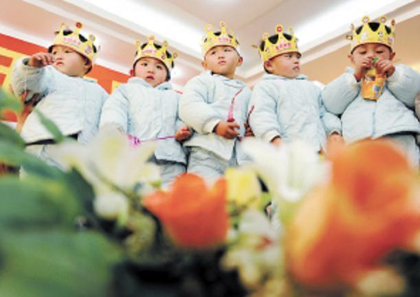 五胞胎|孕妈一怀就是五胞胎,产房里娃的性别成亮点,护士担心小五未来