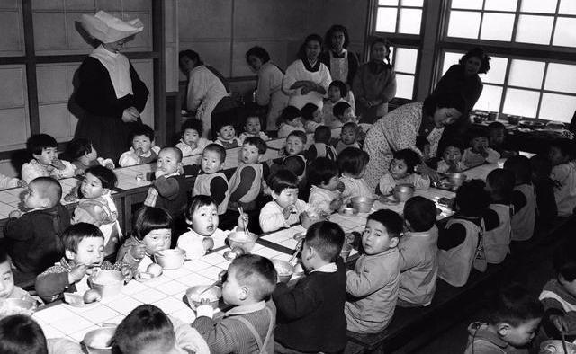 崩溃|二战中近乎崩溃的日本，短短二十年便能重新崛起，靠的是什么？