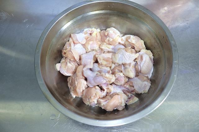 台式三杯鸡的家常做法,后悔没早几年做,1斤多鸡腿一扫而光