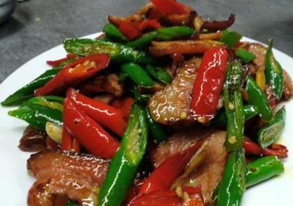 炒腊肉时，别直接下锅炒！大厨教你这2招，腊肉咸香美味，好吃！