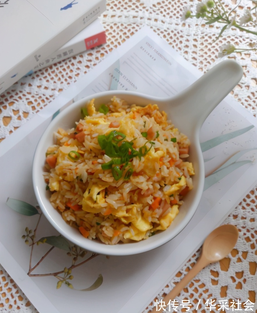 胡萝卜丁|剩米饭不要再扔掉了，跟鸡蛋一起炒，色泽诱人，小时候的味道