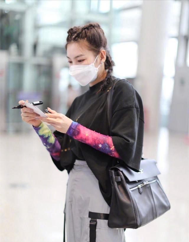 这种“防晒穿法”，叫“长T+短T”，清爽前卫又个性