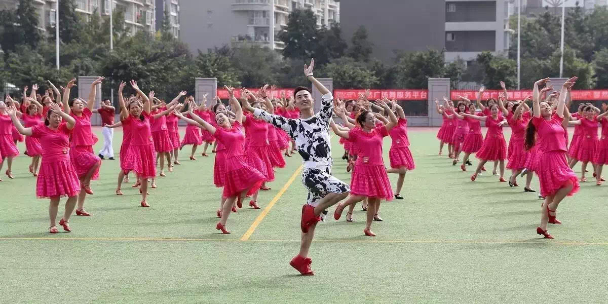 阿姨$追光｜广场舞阿姨背后的人，是谁？