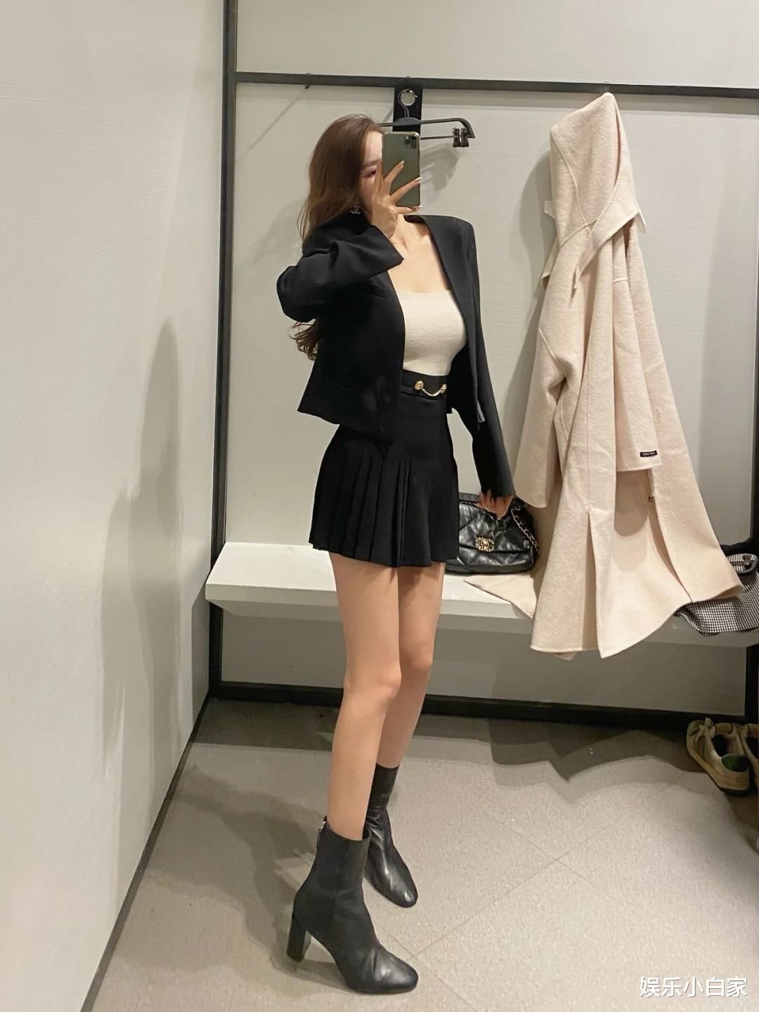 成熟优雅的小姐姐，穿着时尚的带百褶裙的毛衣，露出骄傲的姿态