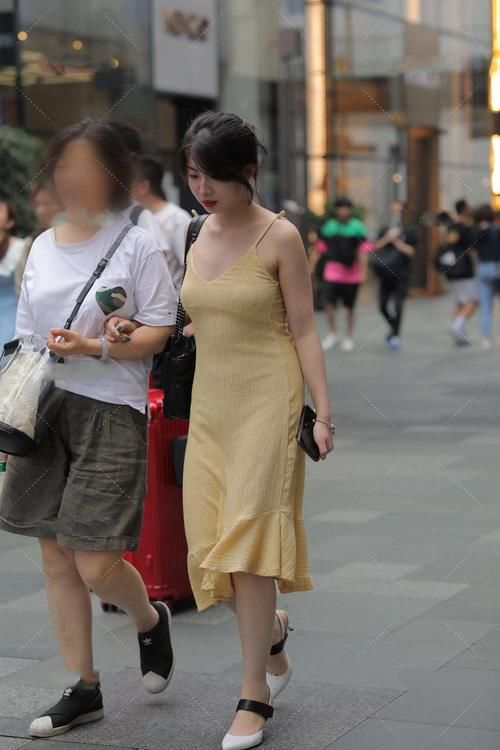 黄色|简单大气的黄色针织裙,凸显自信的同时,更显皮肤白皙