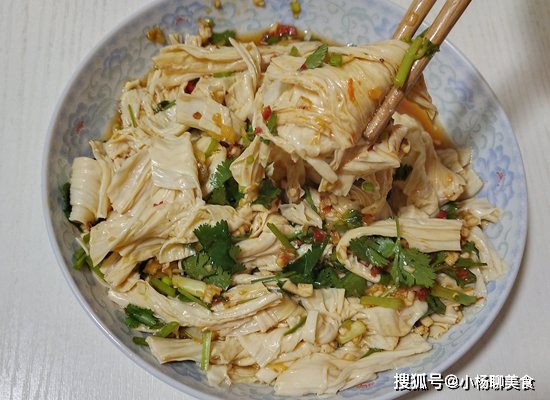 香菜|腐竹别再炒着吃了，这样做营养丰富，还香辣下饭，一次吃两碗饭