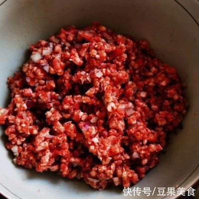 姑娘隔三差五就要吃牛肉汉堡，超好吃还不长肉