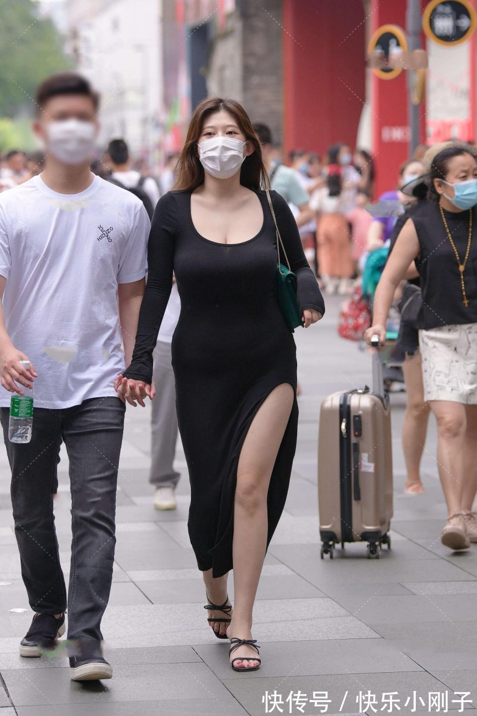 穿搭|小姐姐时尚的穿搭,黑色连衣裙,增添时尚气质