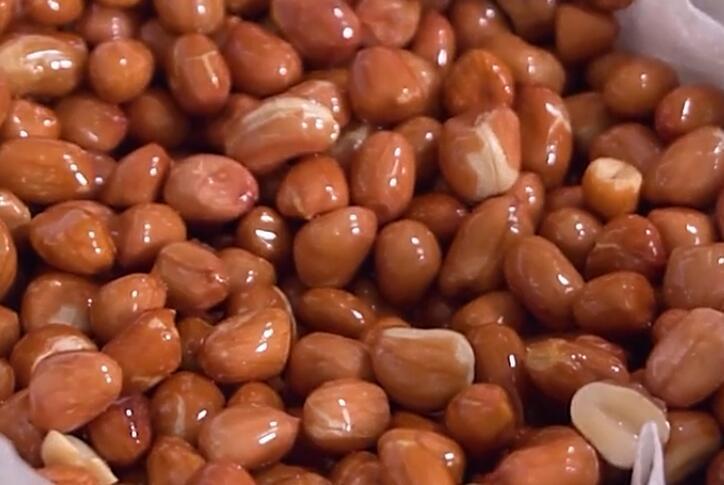 炸花生时,别只加油了,加点它,花生香脆不油腻,放多久也不返潮