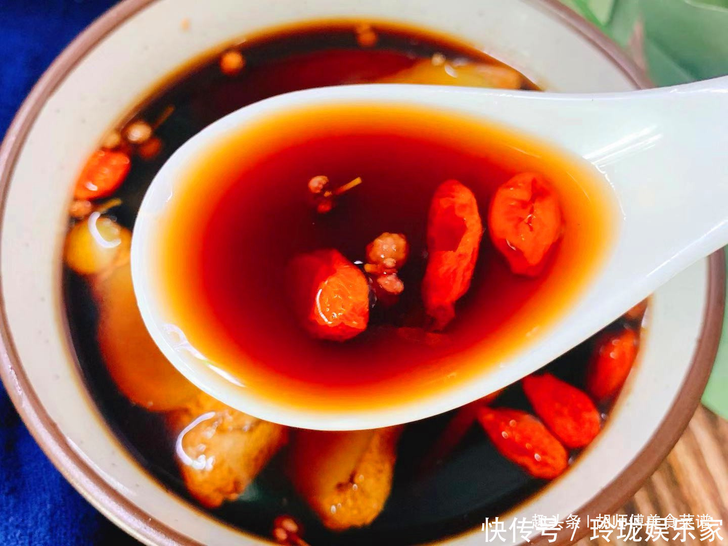 體內(nèi)濕氣|生姜和“它”是天生一對,每天喝一碗,排出體內(nèi)濕氣,腰肢變細(xì)了