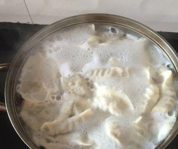 别再水开煮饺子了!老师傅牢记4点,饺子鲜香筋道足,不破皮
