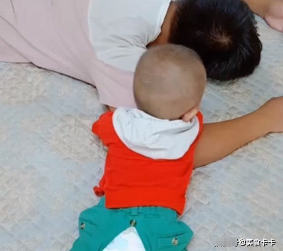 宝宝|爸爸带娃真是太不靠谱了,宝宝都快掉下床了,他还在呼呼大睡