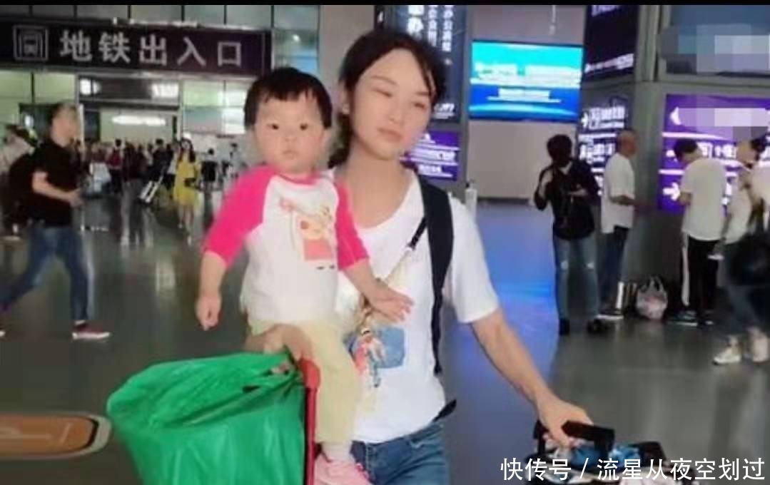 坚强|“艰辛辣妈”拎着包抱着娃赶地铁走红,所谓坚强,全靠硬扛!