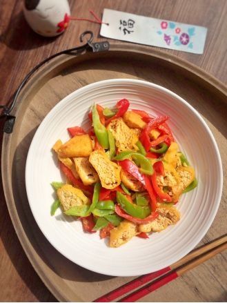 家常香辣芹菜豆腐菜，香辣开胃，营养美味，下饭还解馋