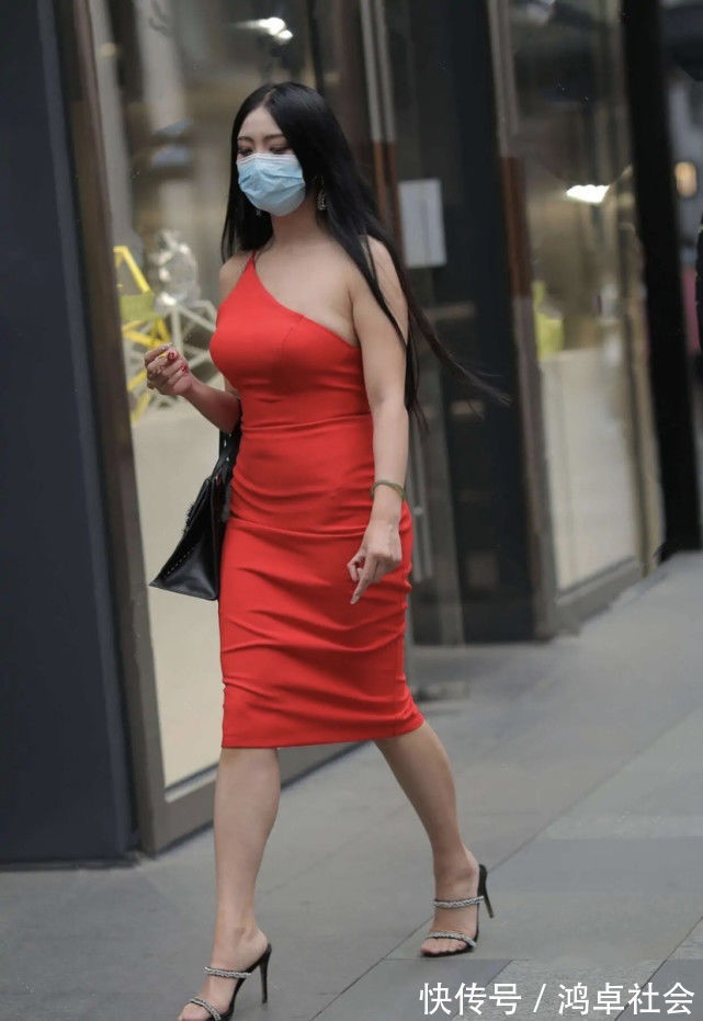 身形 白色上衣配牛仔裤,版型个性且独特,穿出一股时尚感