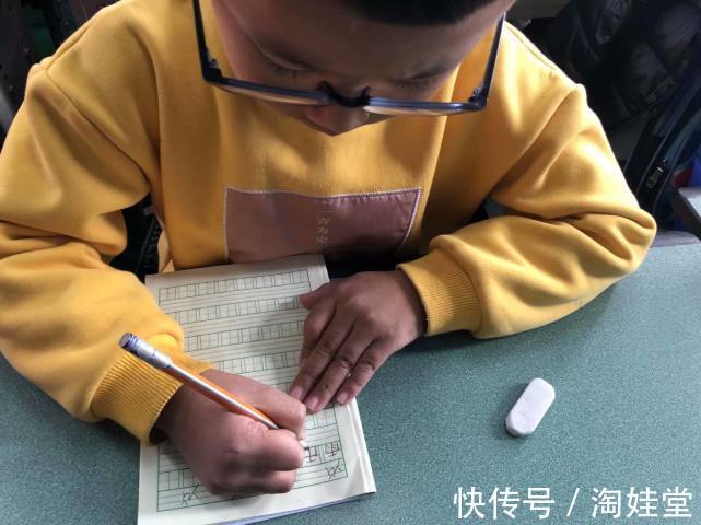 书法家#保安大爷的手写板报走红,网友坦言:被工作“耽误”的书法家