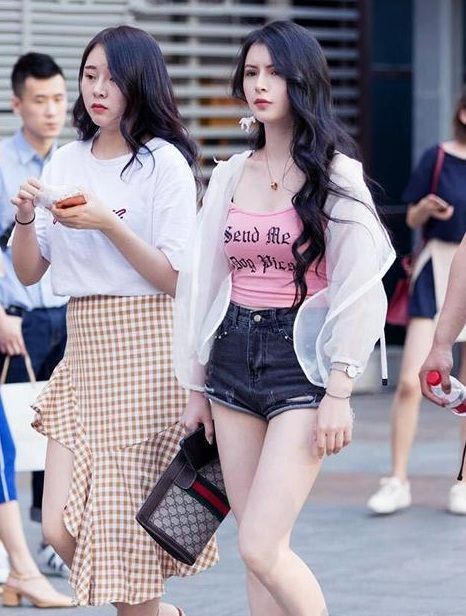 显得|街拍:丝绒质搭配宽松长裤,显得小姐姐干练又时尚