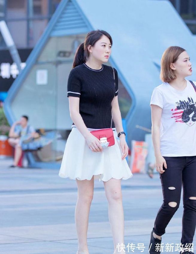 长裙 黑色休闲上衣搭配白色长裙,身材高挑的美女,温婉可人