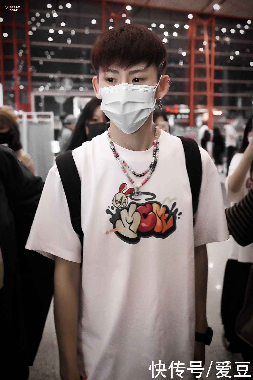 幼儿园|210708 小鬼昨晚启程前往南方录制综艺节目 是小朋友背着书包去上幼儿园吧？