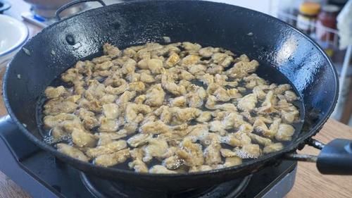 农村姑娘教你这样熬制猪油,出油量高,雪白无腥气,油渣焦黄酥脆