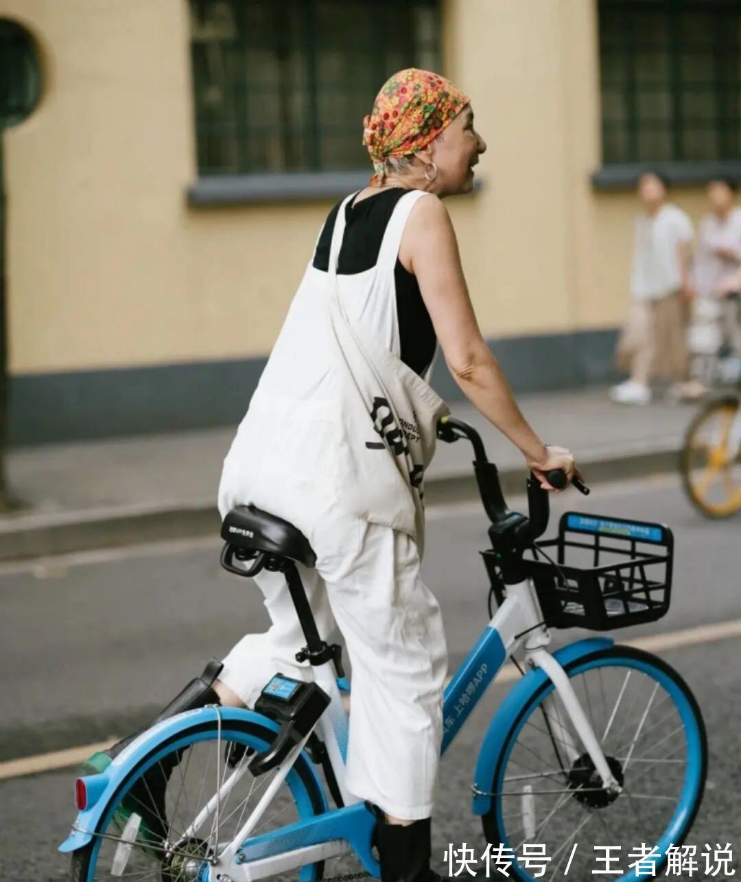 单车|60岁上海奶奶真时髦！穿背带裤骑单车出门，头上裹块花头巾好拉风