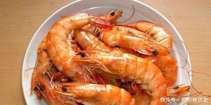 白水煮虾，放食盐还是白醋？大厨：都不对，这样做虾肉鲜嫩无腥味