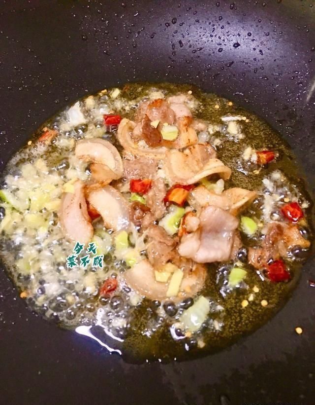 炒成|包菜的做法非常简单,但炒成大厨师的味儿来,你得那样做,必须这两步