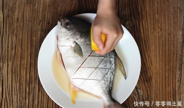 入味|下饭重口菜烤金鲳鱼,外皮微焦有弹性,鱼肉细腻入味,下酒下饭