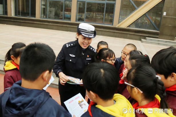 中小学生安全教育日，历下交警进校园守护安全成长