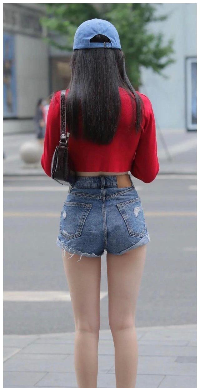 牛仔|短款长袖上衣搭配牛仔短裤,青春靓丽,气质迷人
