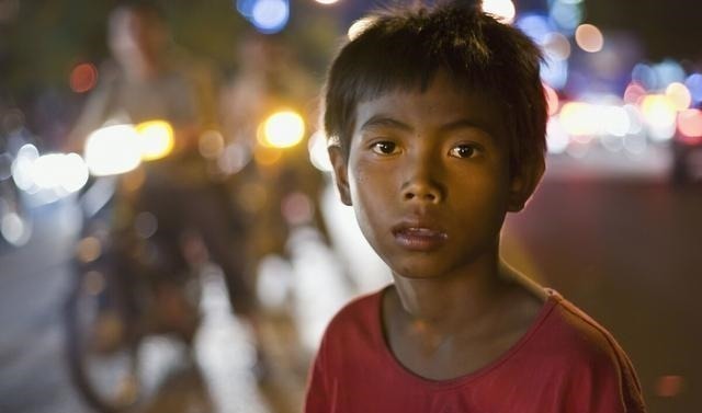 宝妈|7岁男孩穿破衣被嘲笑,老师约见家长,却发现爸爸一身名牌