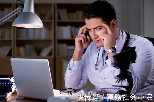 肝功能检查|经常放屁的人,身体出现4个症状,说明肝脏生病了,早查肝CT