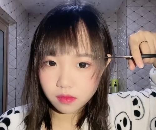 女学生在家自己剪刘海，越剪颜值给人感觉越高，剪完后居然直接判若两人