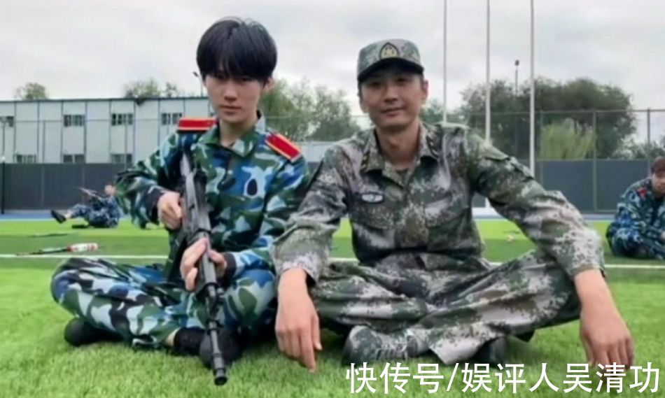 丁程鑫缺席快本錄制，張真源軍訓(xùn)照片曝光，他們的大學(xué)生活開始了