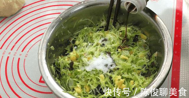 萝卜素馅饺子,这样调的饺子馅,比肉馅还好吃,和面调馅做法详解