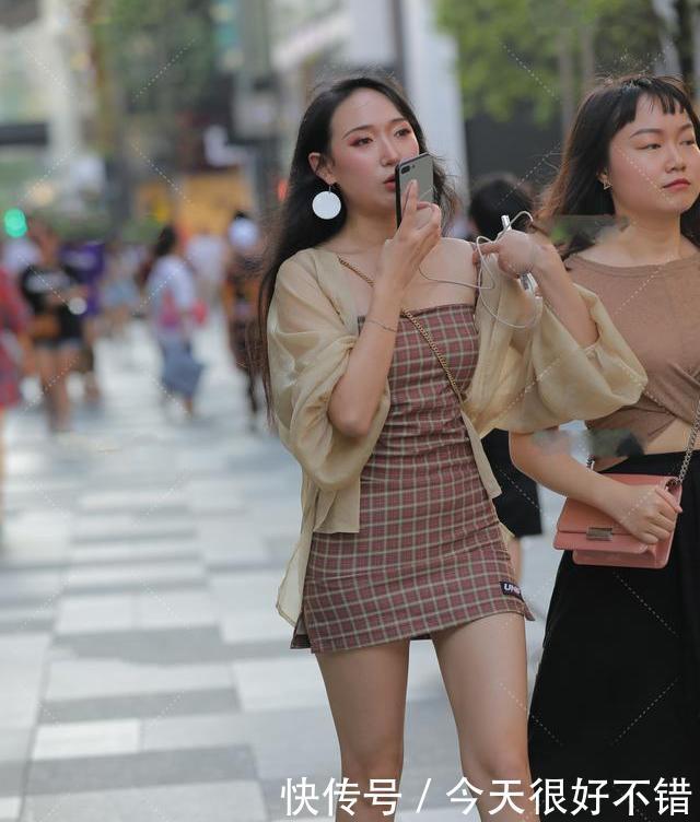 时尚界|淡黄慵懒雪纺毛衣,搭配格子裙,性感可爱时尚俏皮