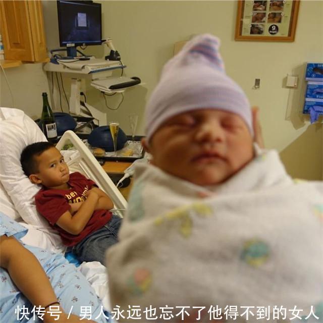 二胎|女大学生回家,发现父母偷偷生下二胎,第一反应彰显满满的求生欲