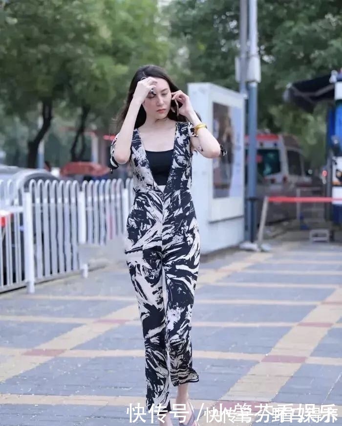 幽兰 体态轻盈搭配帅酷写意真空连体裤,真乃妆镜菱花暗,愁眉柳叶嚬