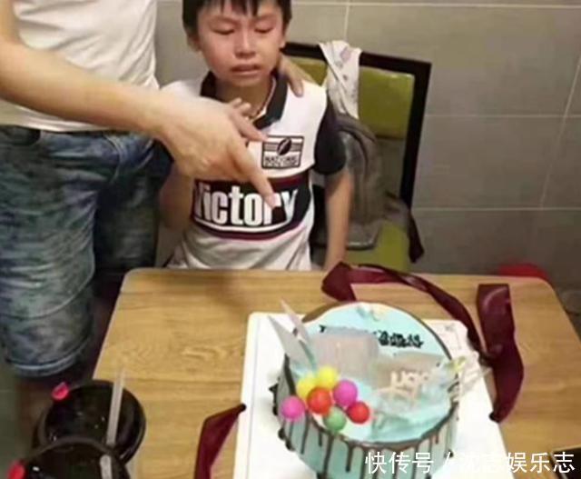 作业|看到生日蛋糕,小寿星情绪崩溃,被称“最残忍生日蛋糕”上面有啥