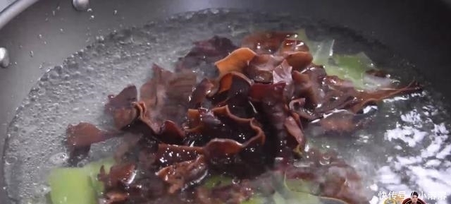 简单|莴笋拌木耳最好吃的做法,配方简单又美味,看看你喜欢吃不?