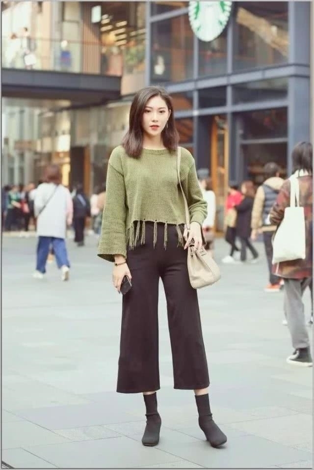 路人街拍，美女搭配了一双粉色的凉拖鞋，更显随性慵懒