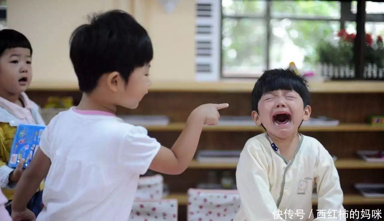 乐乐|幼儿园“新型欺凌”蔓延,孩子无助默默忍受,家长却毫不知情