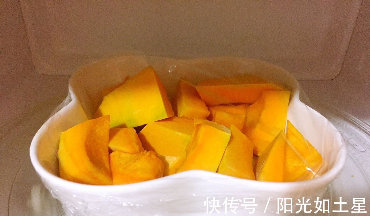 必学的甜品菜系蛋黄焗南瓜,口味咸香,内里清甜,入口绵密!