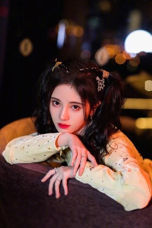 双马尾|女人无论多大年纪,这3款发型都不要留了,又土又俗,招人嫌弃