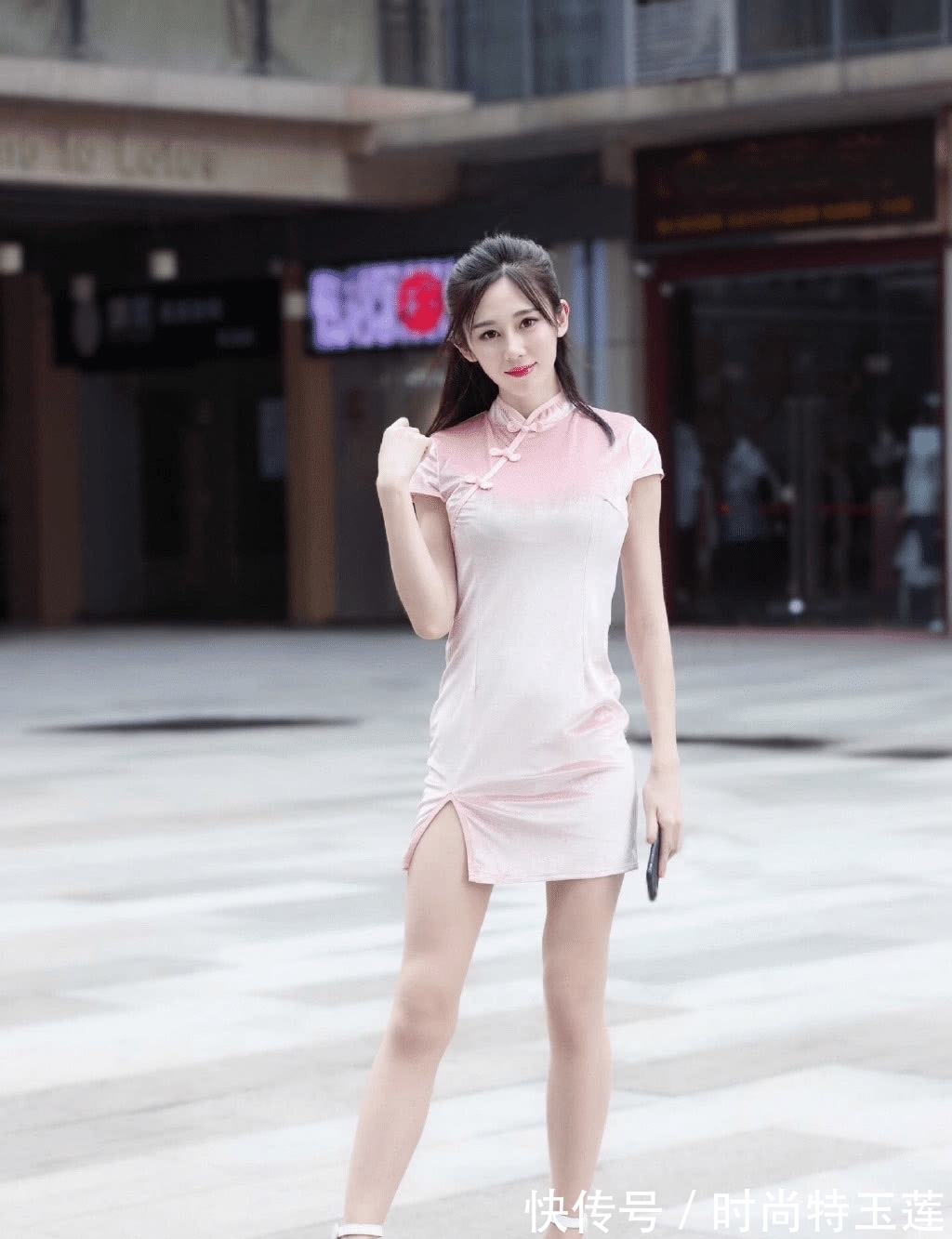 优雅 “粉红色”的旗袍,让邻家小妹气质更加自信优雅