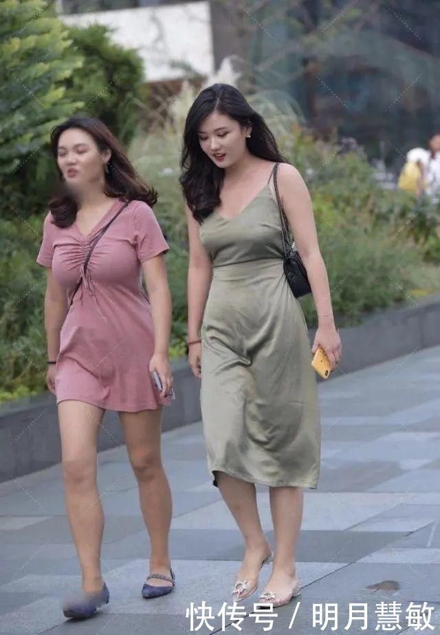 小姐姐的束腰浅绿色连衣裙,背部设计是亮点