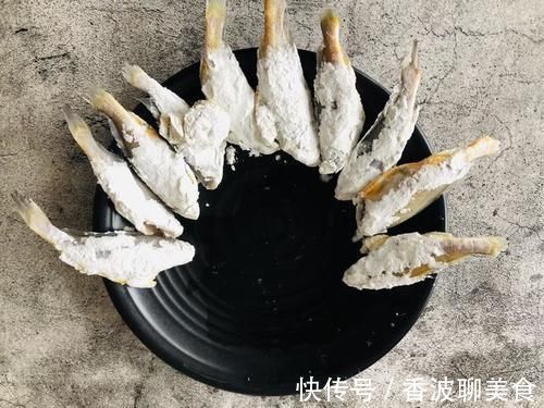 黄鱼|炸鱼光裹面粉可不酥，多做一步，就算放一晚，鱼尾巴都吃干净